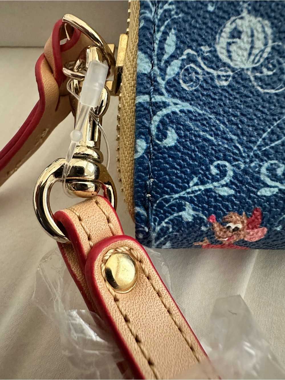 Disney Dooney & Bourke Cinderella Dream Big Wristlet Wallet - Unused Minor Flaw - Picture 3 of 13